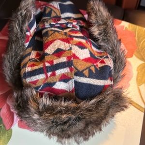 Swiss tech men or woman faux fur hat. Reasonable price to sale. Pre own